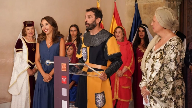 El alcalde Enrique Pueyo en el centro, junto a Isabel Bergua y María Navarro. Foto Cortes de Aragón
