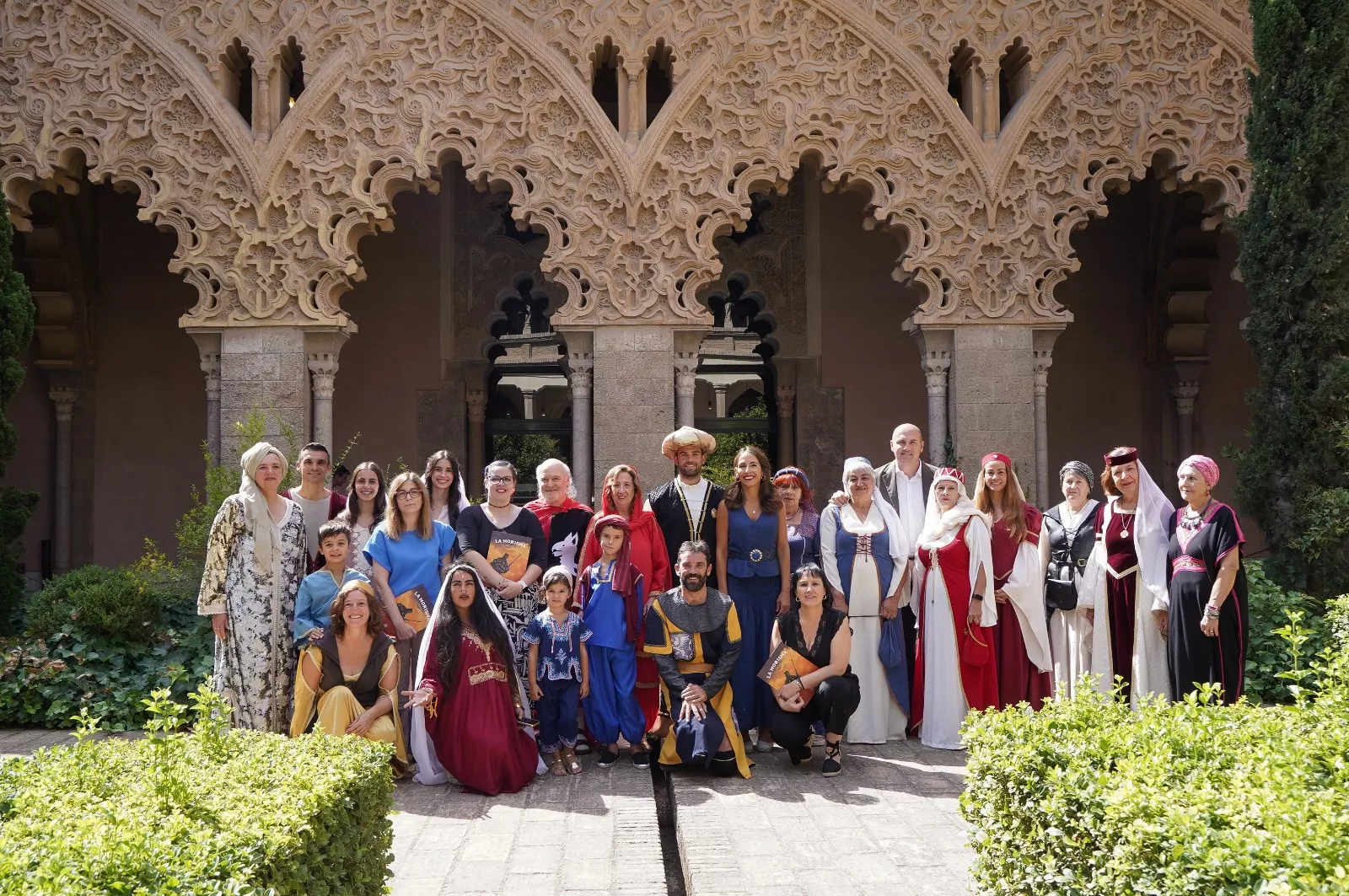 Foto de familia de la comitiva ainsetana junto a la presidenta de las Cortes y algunos diputados regionales. Foto Cortes de Aragón