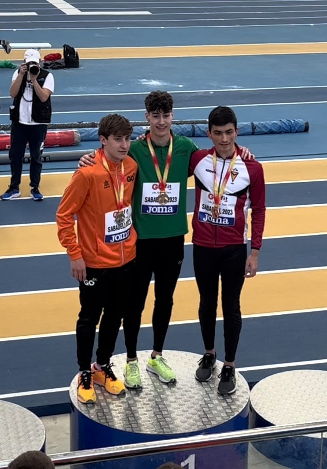 Raúl Martín en el podio de triple salto, como campeón de España.