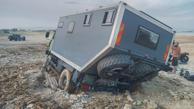 Imagen del camión atrapado en la Sotonera.