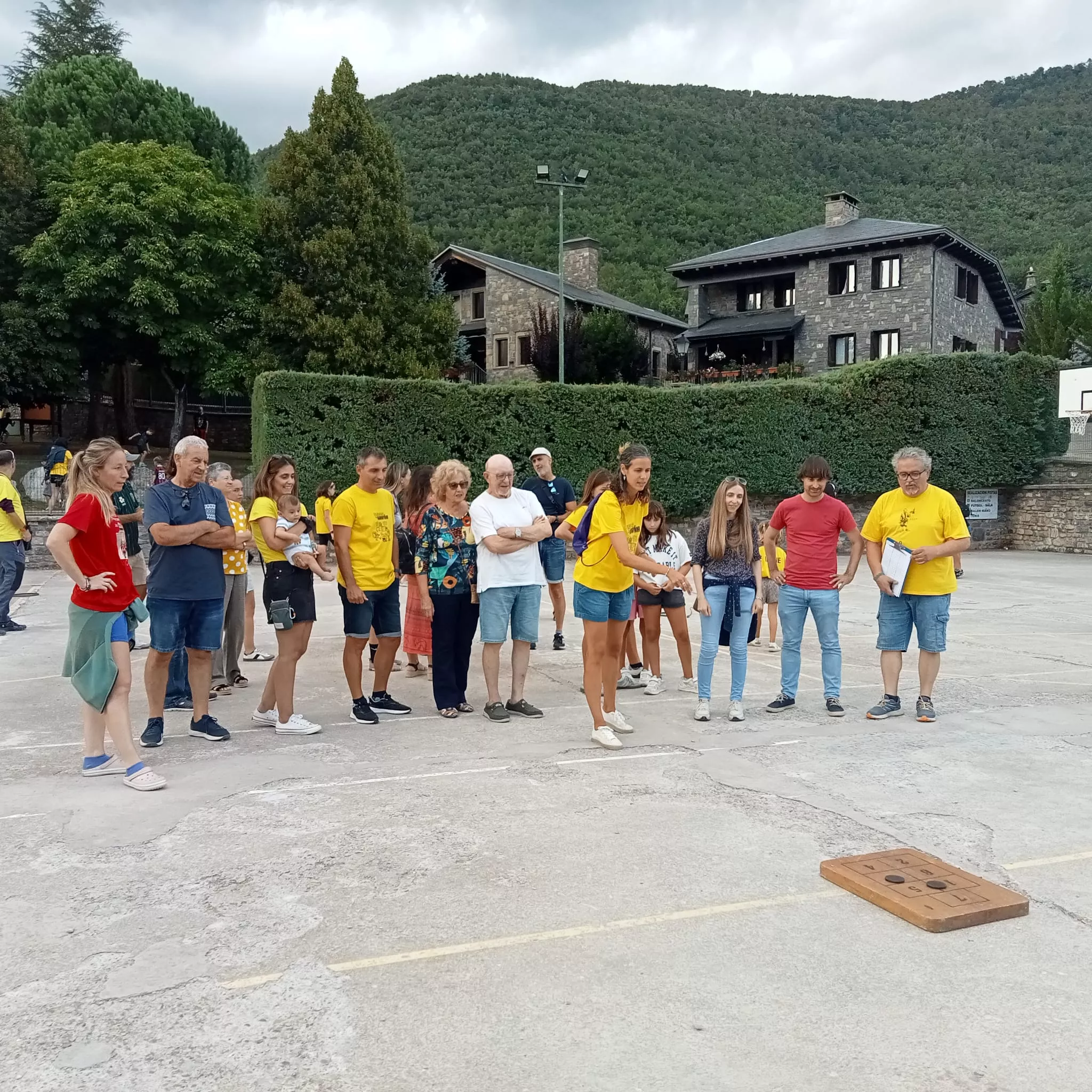 Juegos tradicionales en Gavín, siete y medio.  Diaro de Huesca