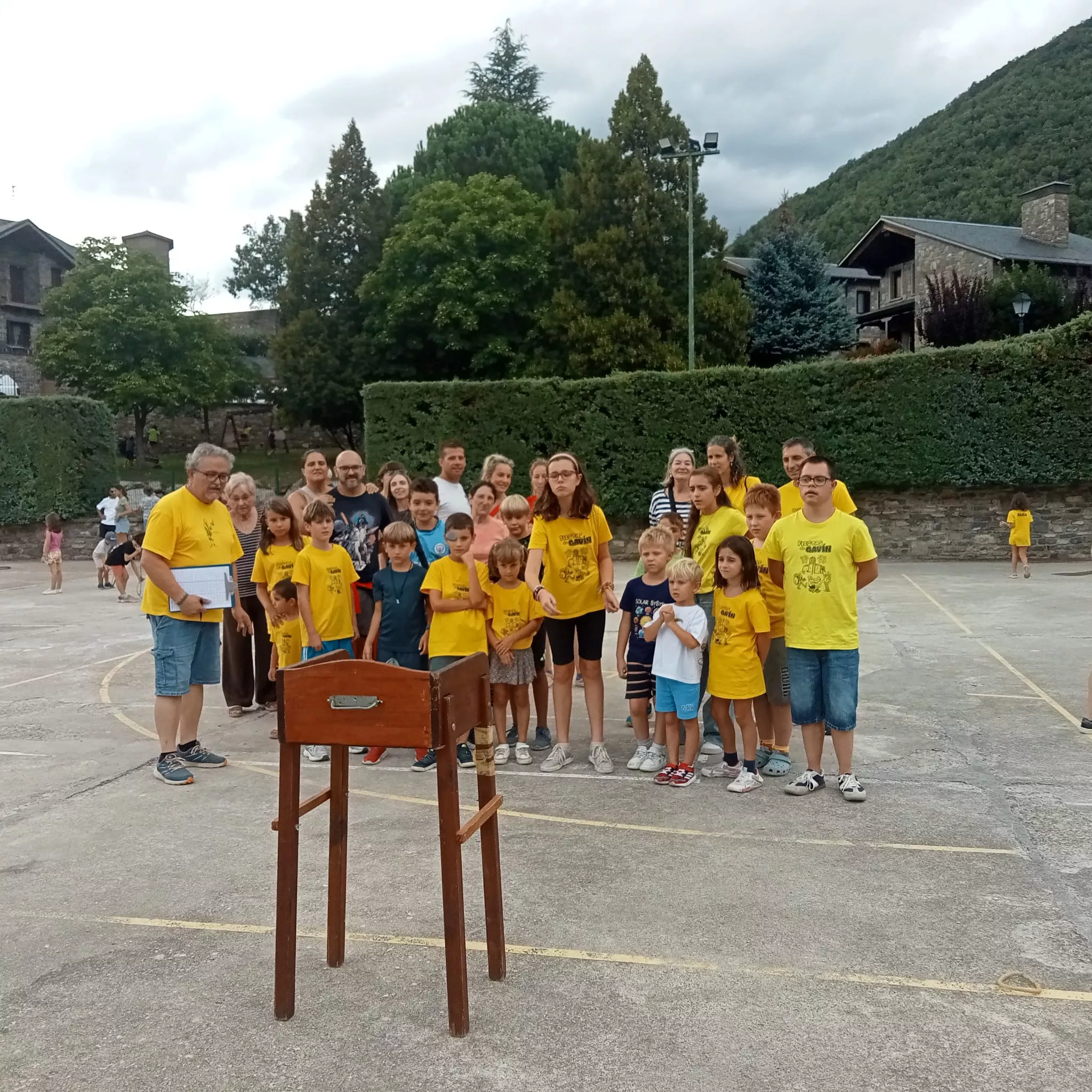 Juegos tradicionales en Gavín, rana, diario de Huesca