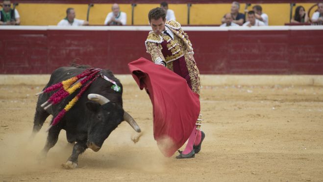 Ginés Marín, ante un toro de El Pilar. Dos triunfadores en la Feria Taurina de la Albahaca 2022