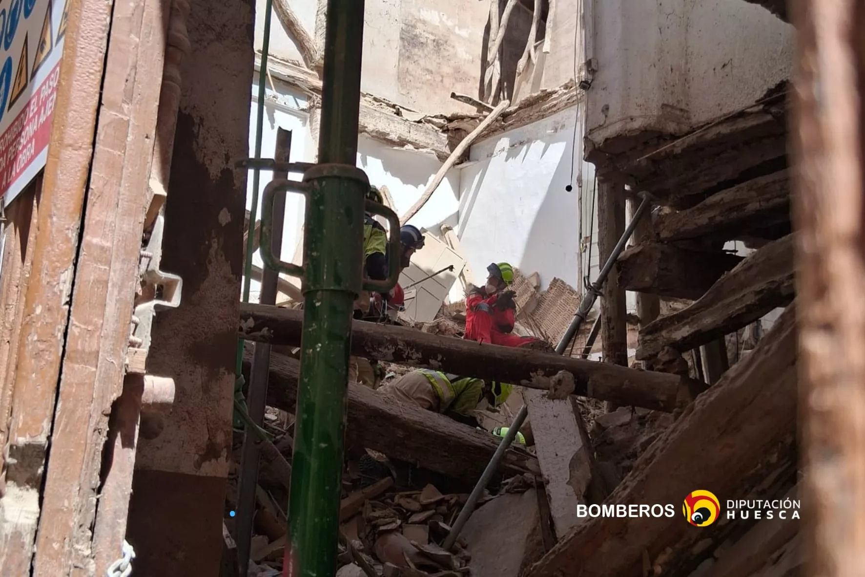 Trabajos del operativo en el interior del edificio derrubado.