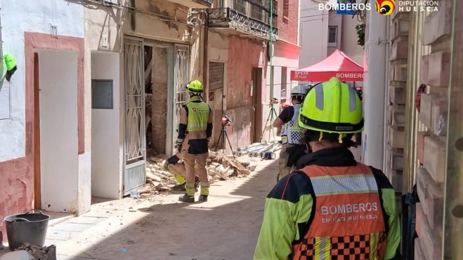Efectivos en la zona donde se ha producido el derrumbe, en la calle Fatás de Sariñena.