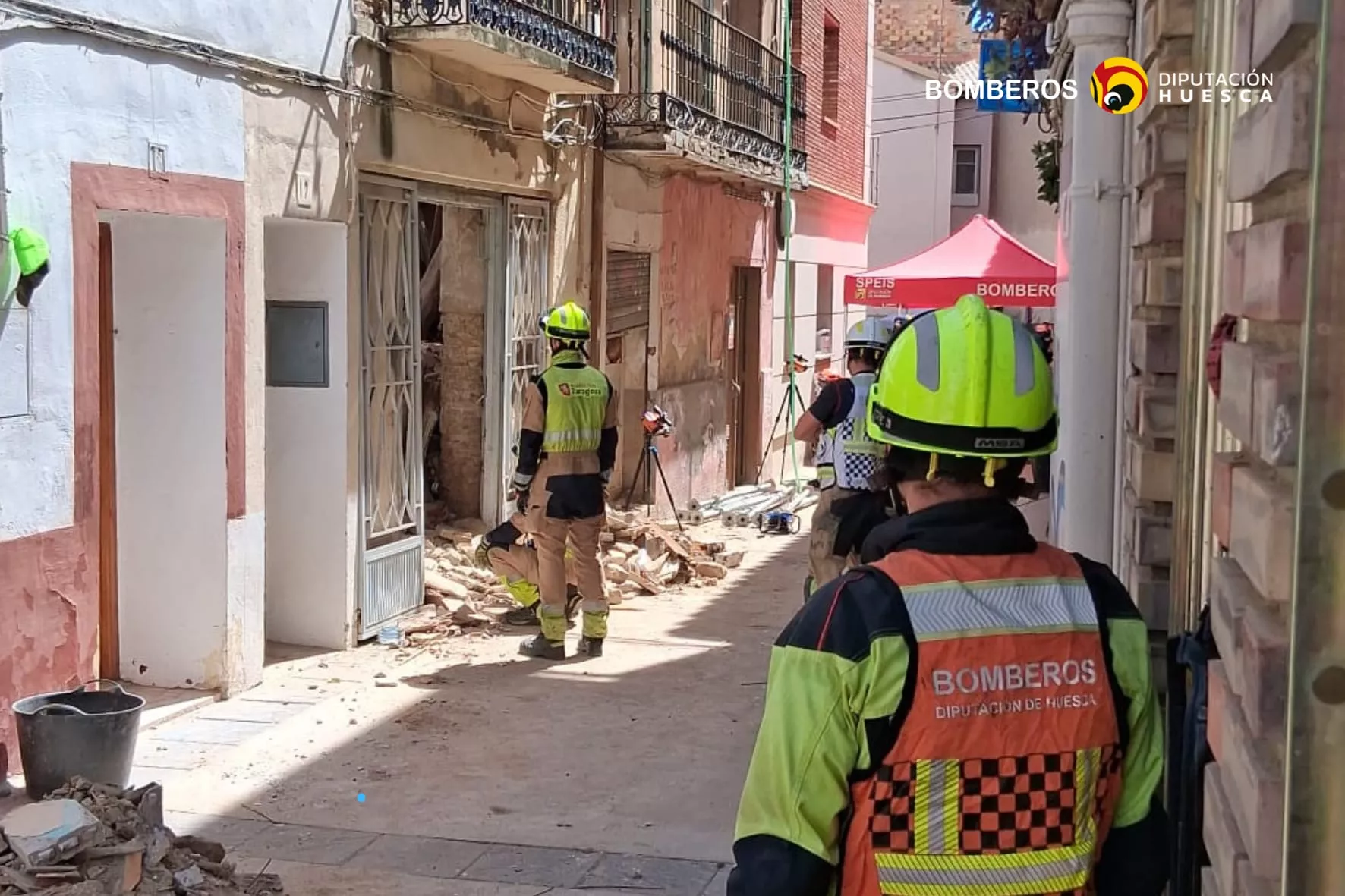 Rescatado con vida el segundo trabajador atrapado tras un derrumbe en Sariñena que deja un fallecido.
