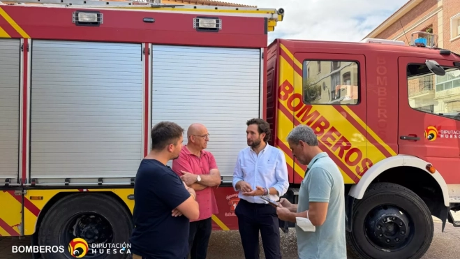 Isaac Claver con miembros del Ayuntamiento ha acompañado al dispositivo tras el accidente laboral en Sariñena. Isaac Claver con miembros del Ayuntamiento ha acompañado al dispositivo tras el accidente laboral en Sariñena.