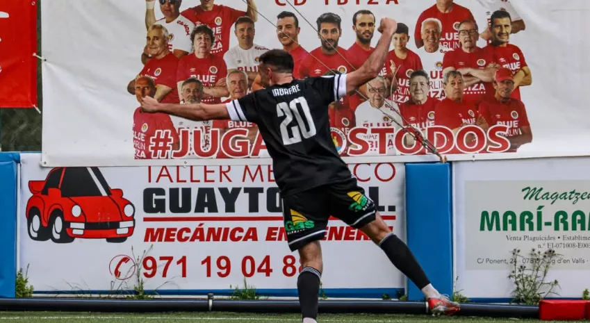 Gabarre celebra un gol con el Barbastro durante la temporada pasada.