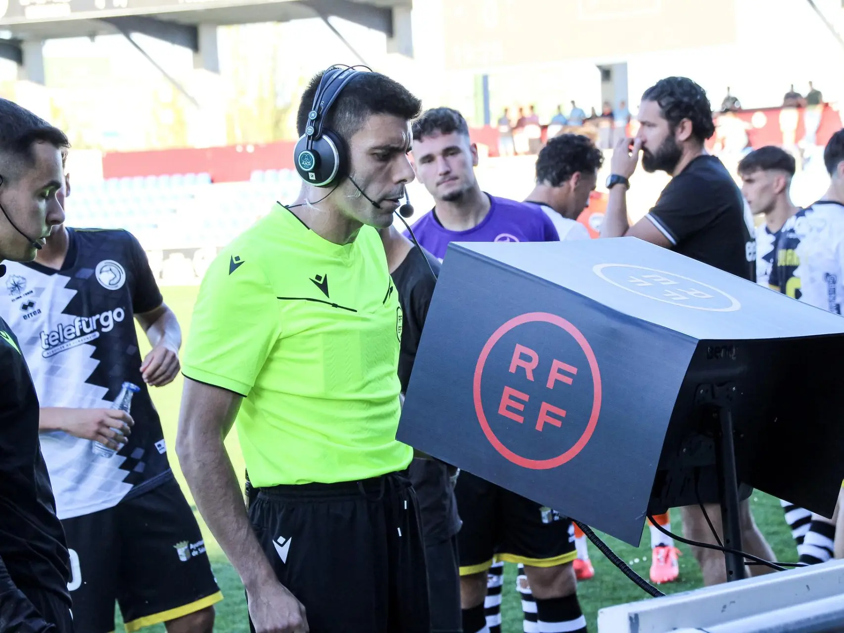 Revisión de VAR en un partido de Primera RFEF. Foto: Unionistas