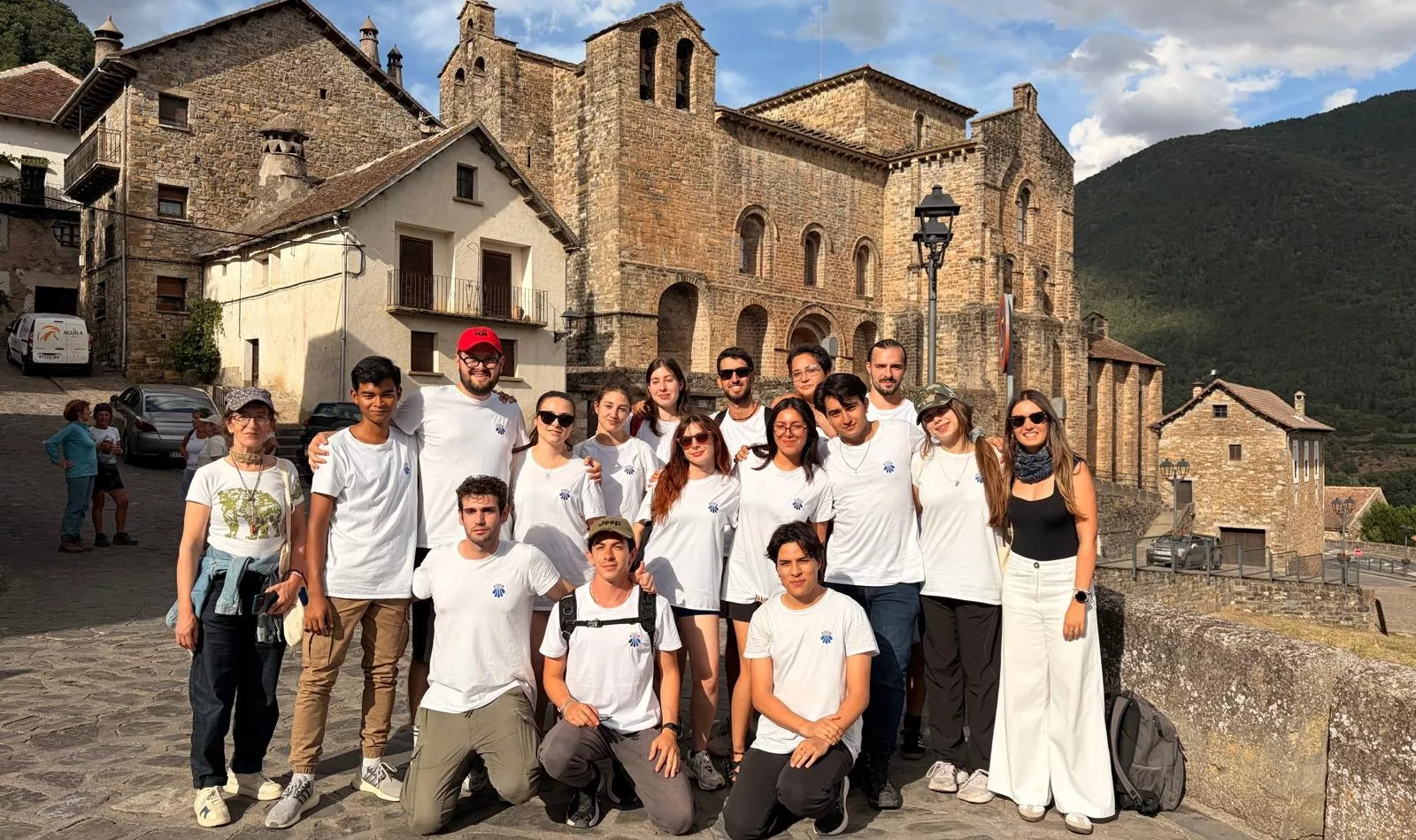 15 jóvenes de cuatro países que recorren el Camino de Santiago en Aragón entre formación y voluntariado.