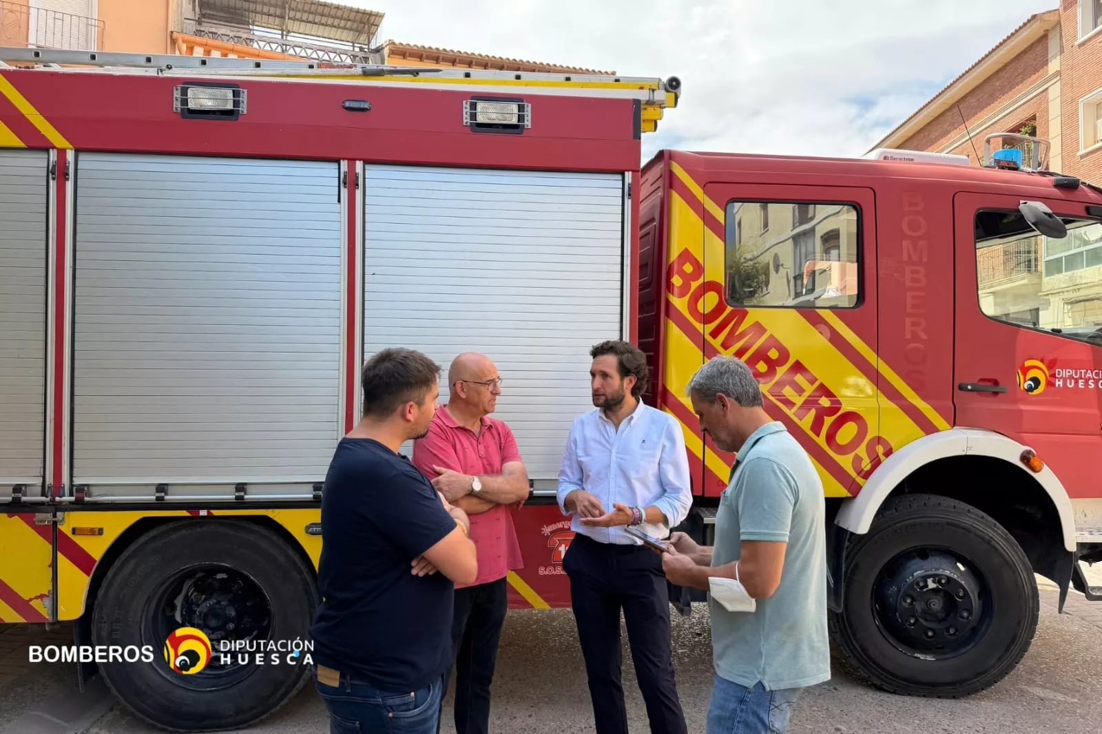 El alcalde de Sariñena, Paco Villellas, con el presidente de la DPH junto al operativo de rescate.