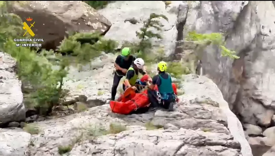 Dos barranquistas y un guía de montaña sufren lesiones graves en actividades en el Pirineo oscense
