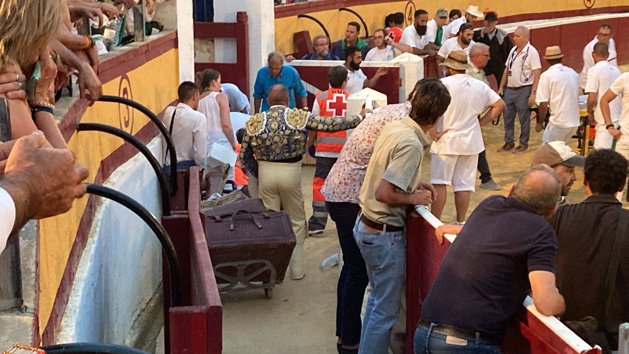 Atención a la mujer accidentada en la plaza de toros