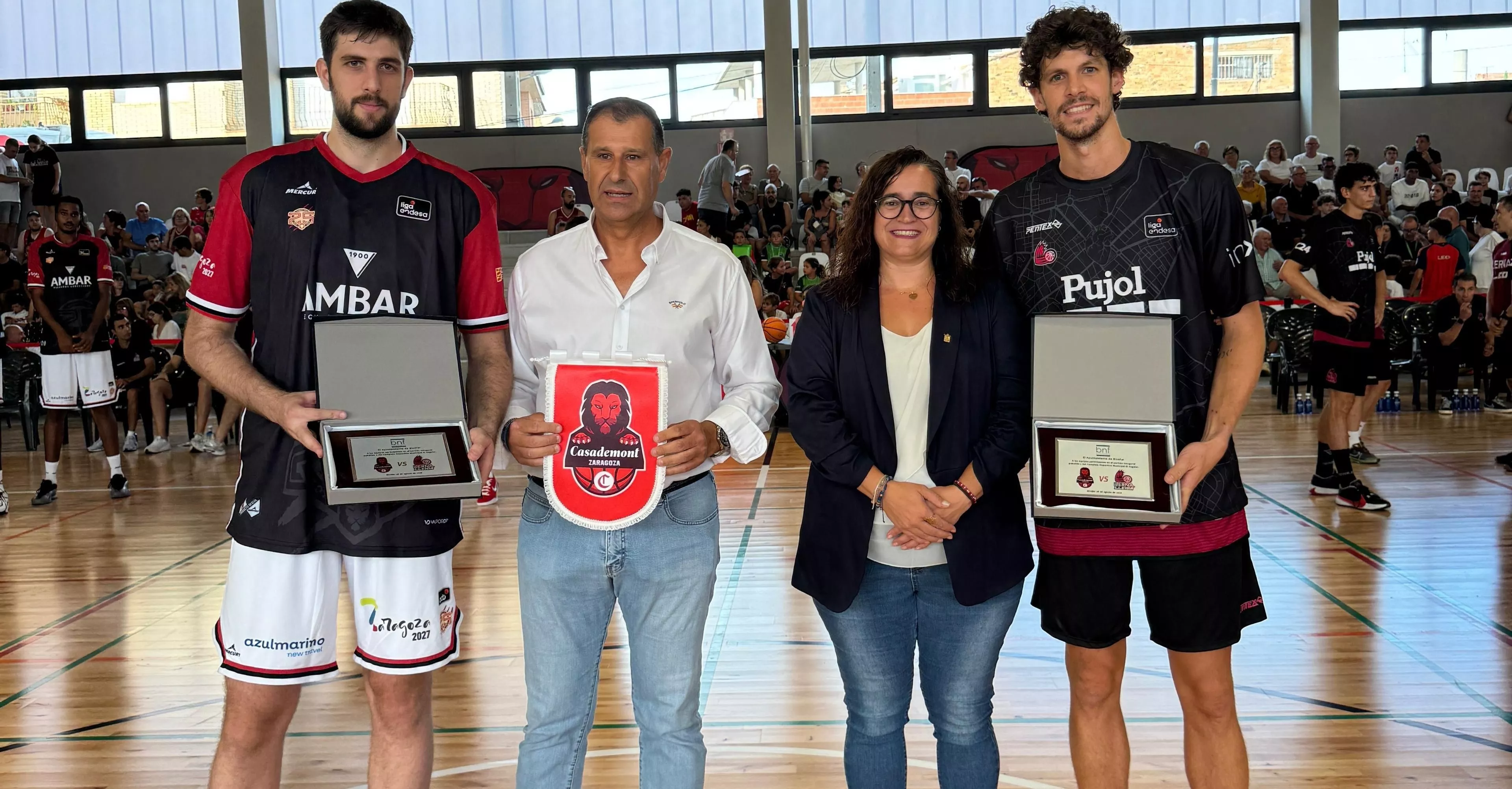 Sergio Serra y  Patricia Rivera con los capitanes en el estreno del pabellón polideportivo El Segalar.