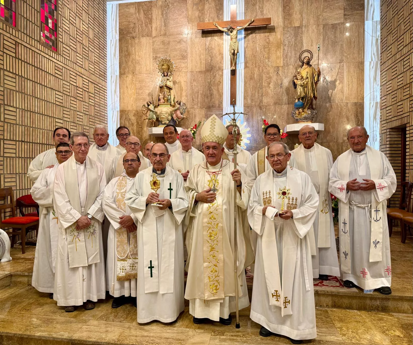El obispo Ángel Pérez con el padre Basilio y otros concelebrantes en las Hermanitas de los Ancianos Desamparados
