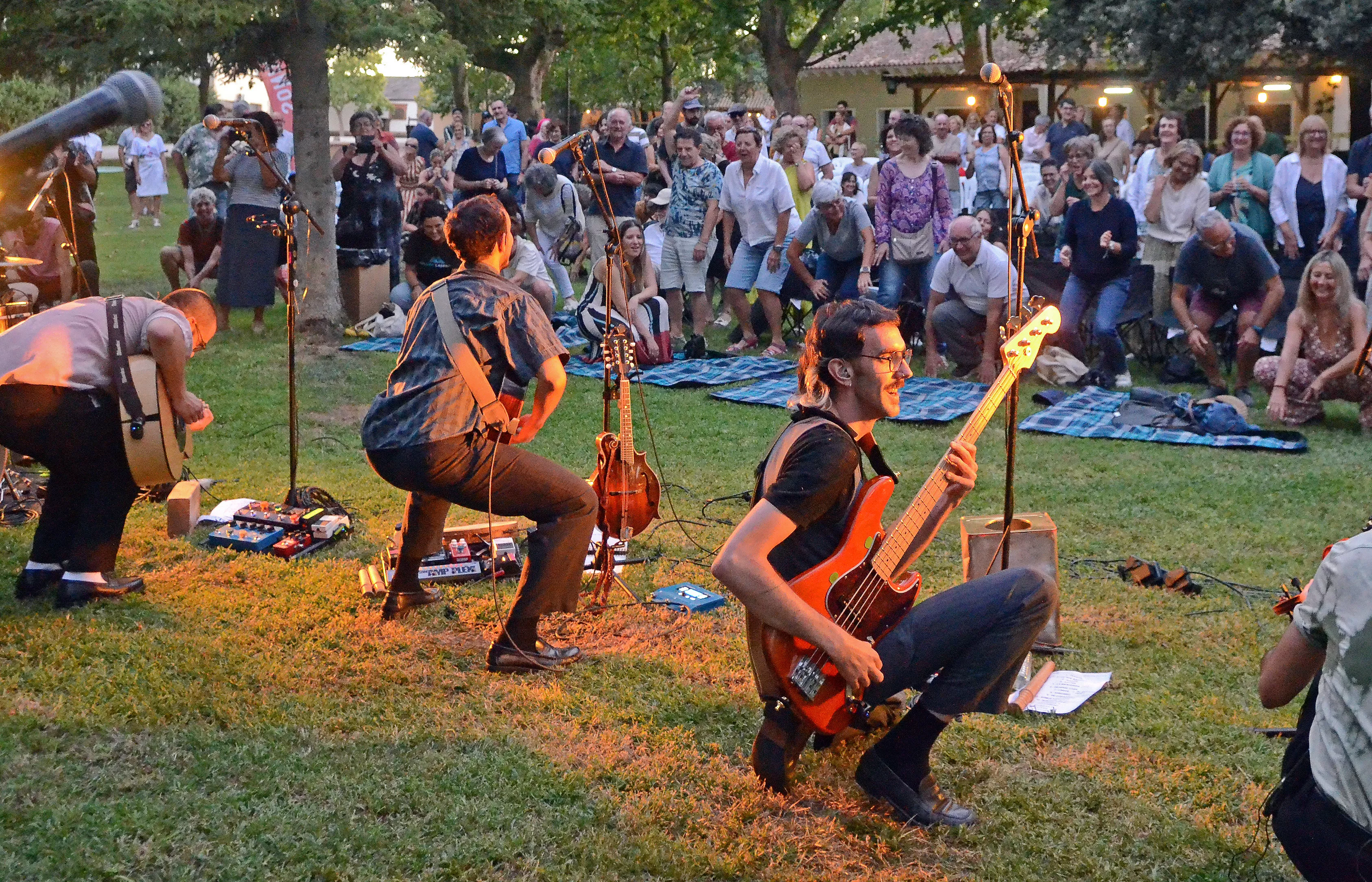 El Nido convierte el concierto 200 del Sonna Huesca en una fiesta desatada.