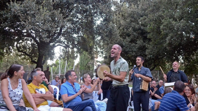 Los músicos de El Nido se mezclaron con el público. Los músicos de El Nido se mezclaron con el público.