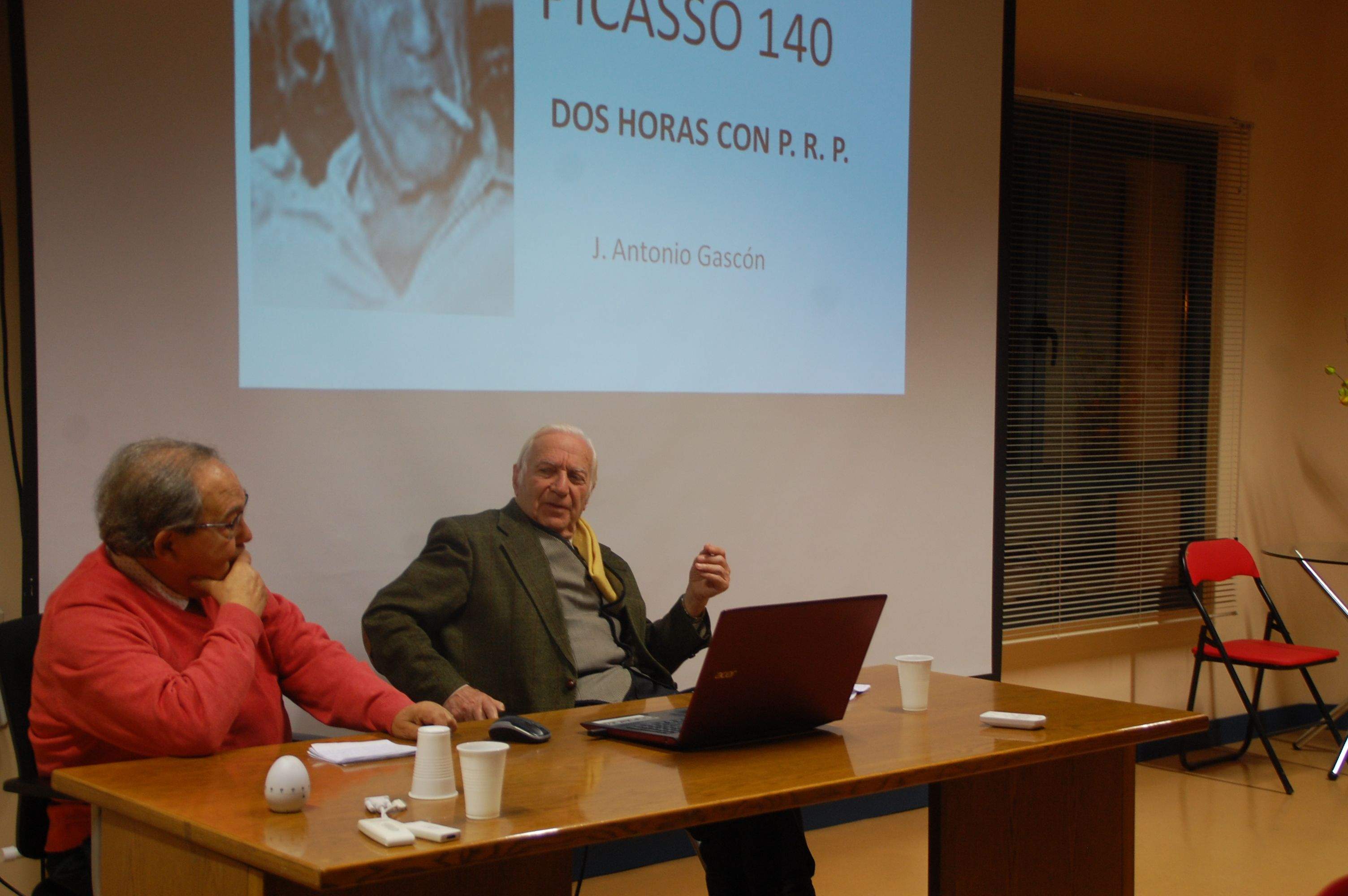 Salvador Trallero Galicia y Antonio Gascón, en la conferencia en Sariñena