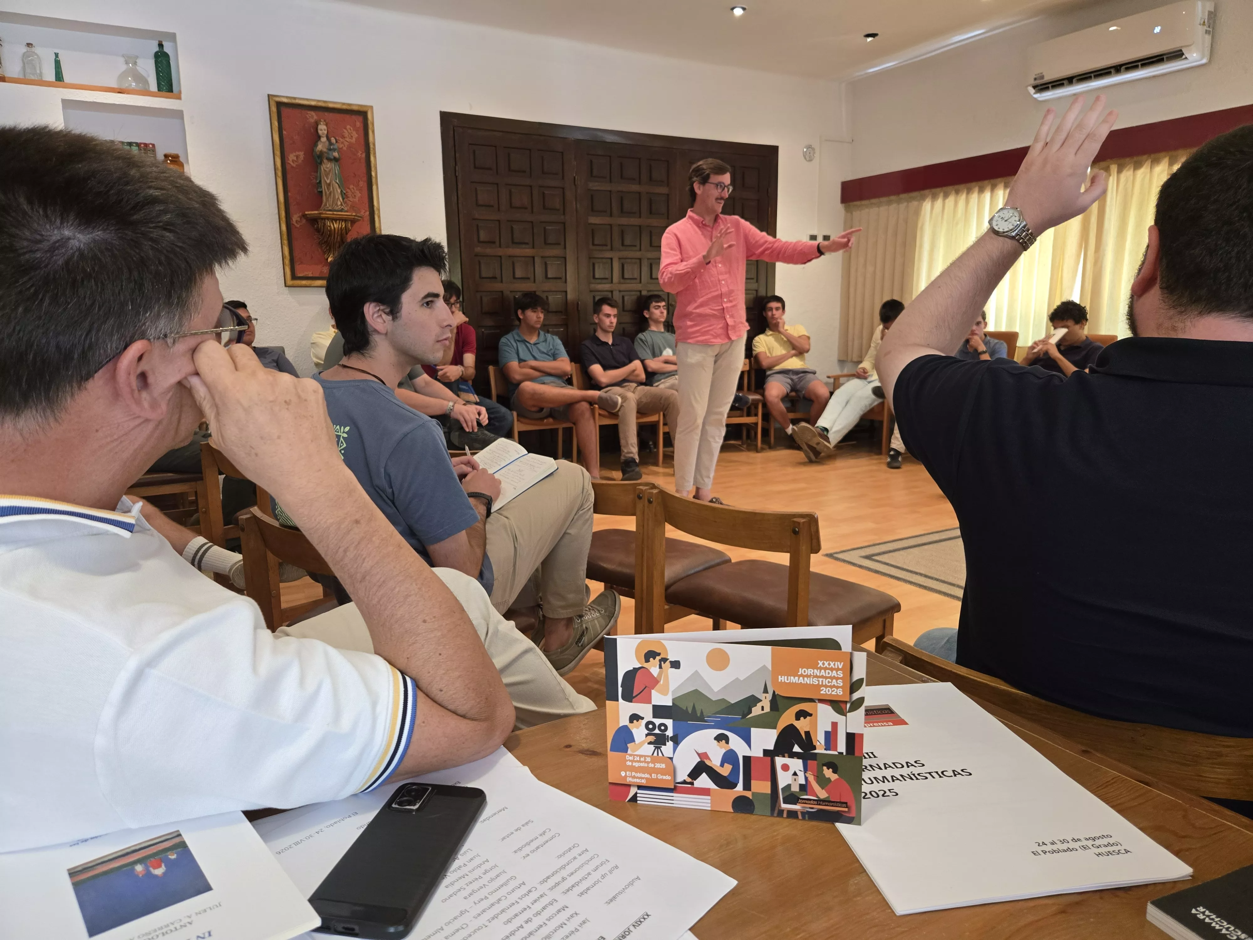Pablo Alzola durante el coloquio sobre 'Los Domingos' de Alauda Ruiz de Azúa, en El Poblado. Foto Luis Aparicio Blázquez..