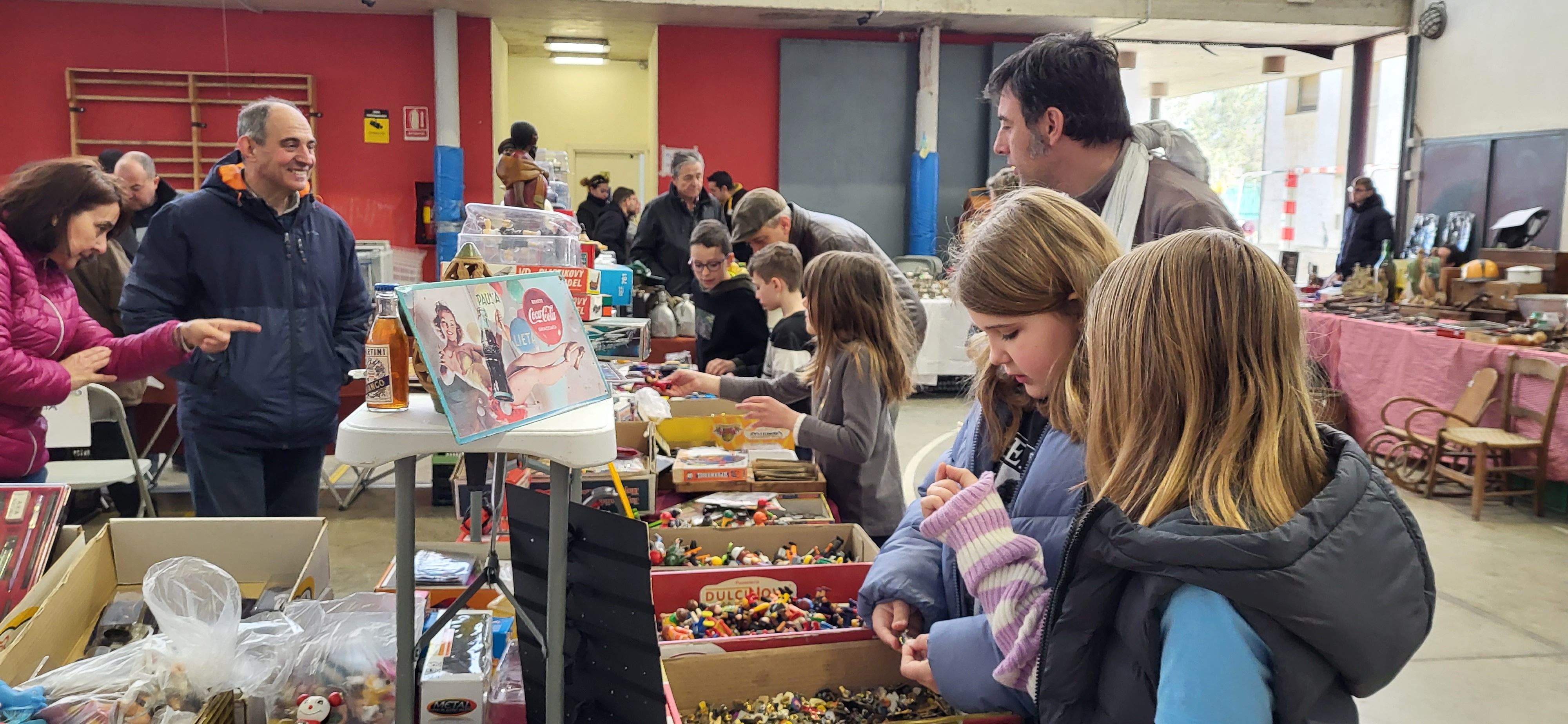Público de todas las edades ha acudido al mercado de trueque de Tierz.