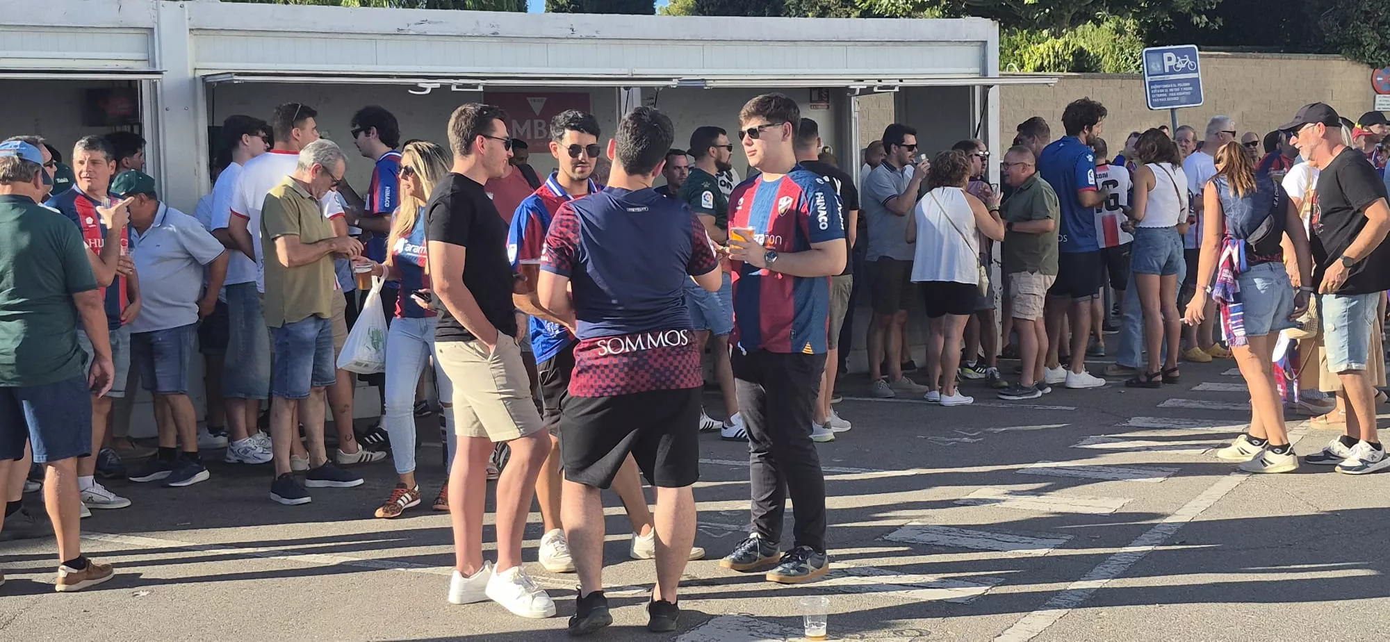 Ambiente previo al partido entre la la S.D Huesca y Sant Andreu en el arranque de la temporada. Foto Myriam Martínez