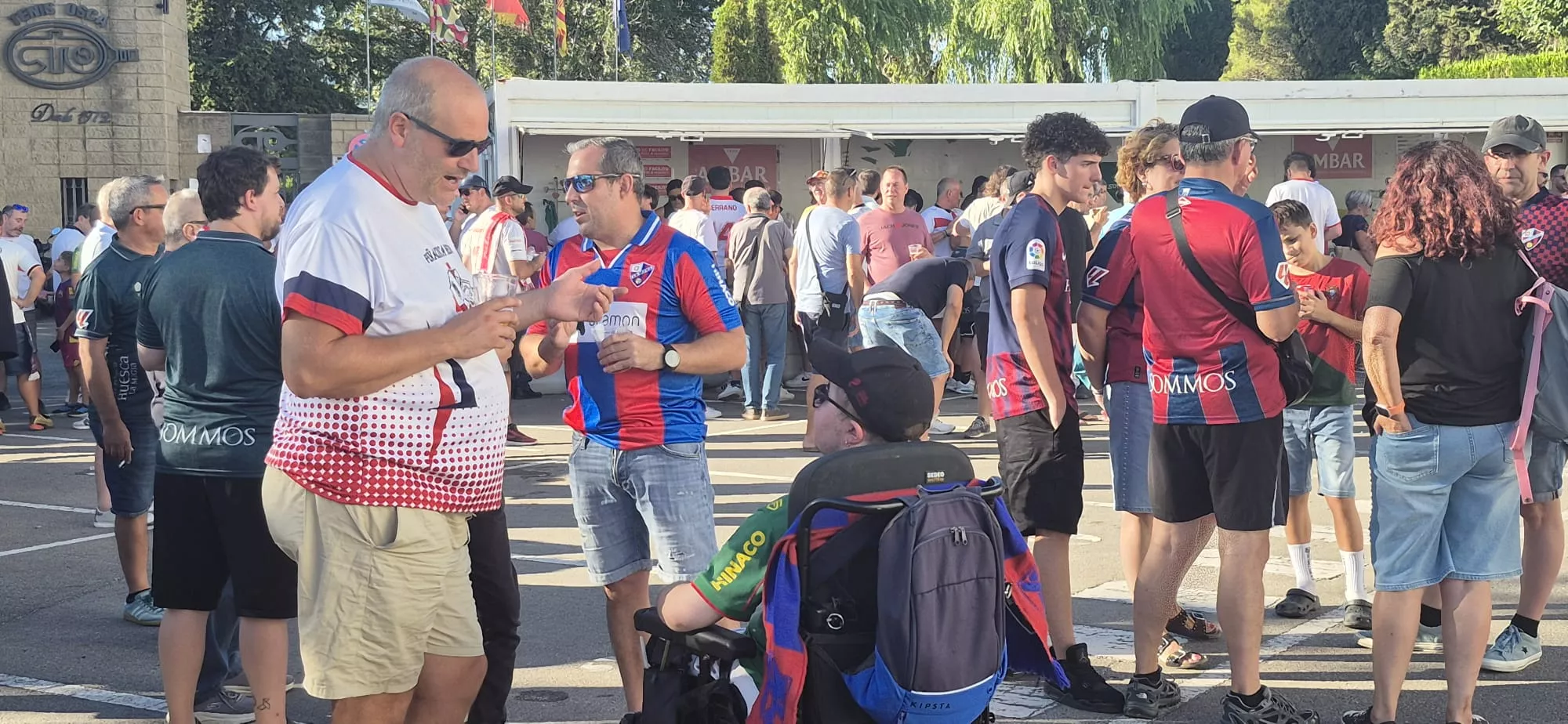 Ambiente previo al partido entre la la S.D Huesca y Sant Andreu en el arranque de la temporada. Foto Myriam Martínez