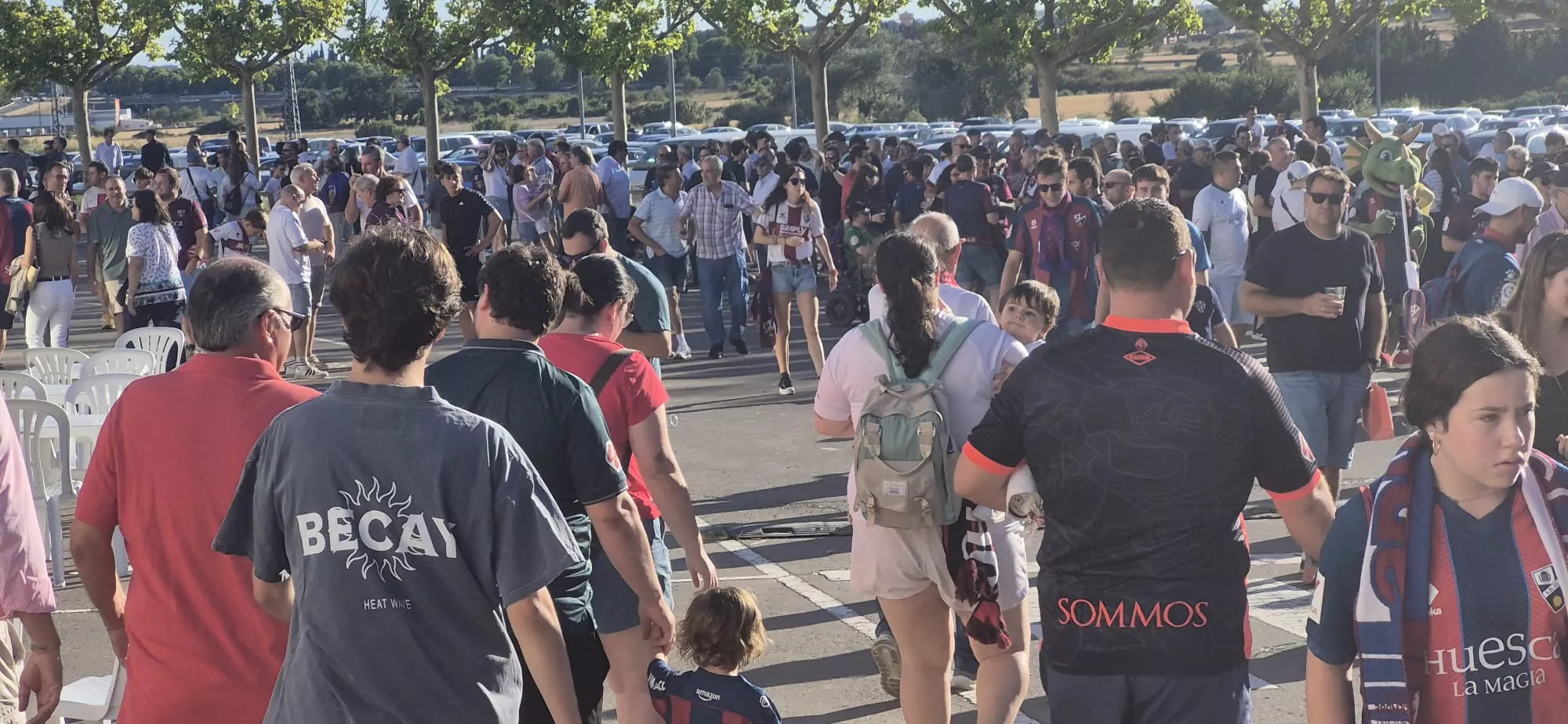 Ambiente previo al partido entre la la S.D Huesca y Sant Andreu en el arranque de la temporada. Foto Myriam Martínez