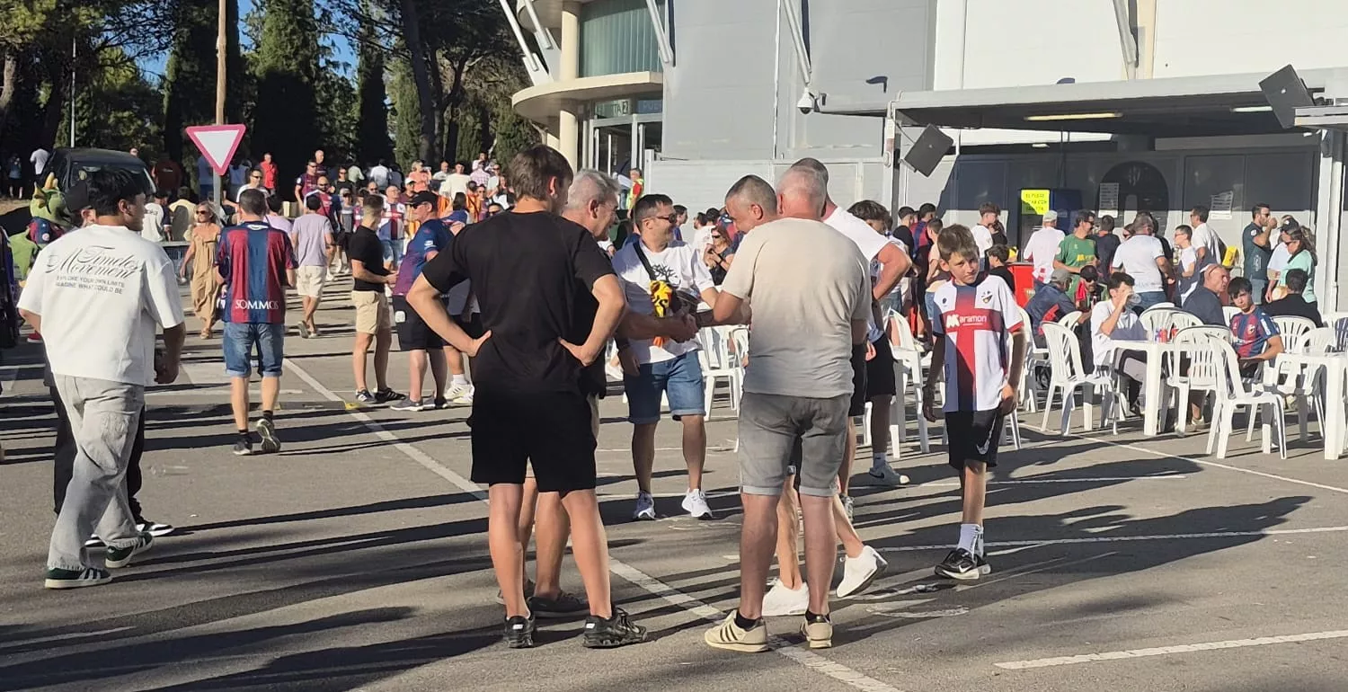 Ambiente previo al partido entre la la S.D Huesca y Sant Andreu en el arranque de la temporada. Foto Myriam Martínez