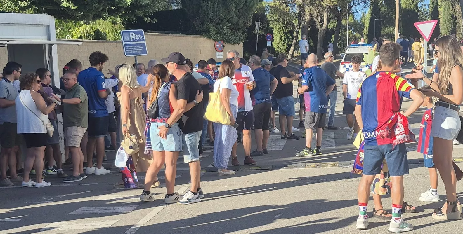 Ambiente previo al partido entre la la S.D Huesca y Sant Andreu en el arranque de la temporada. Foto Myriam Martínez