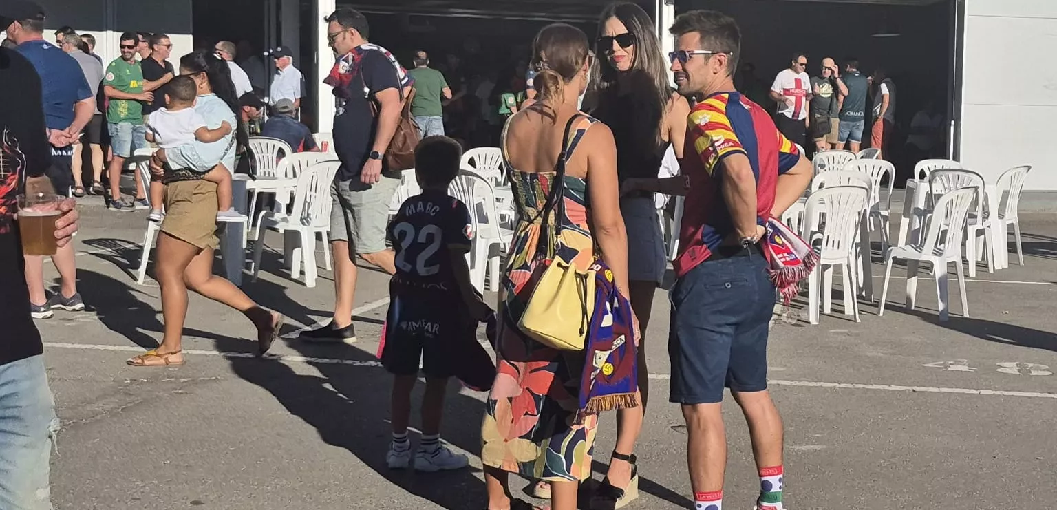 Ambiente previo al partido entre la la S.D Huesca y Sant Andreu en el arranque de la temporada. Foto Myriam Martínez