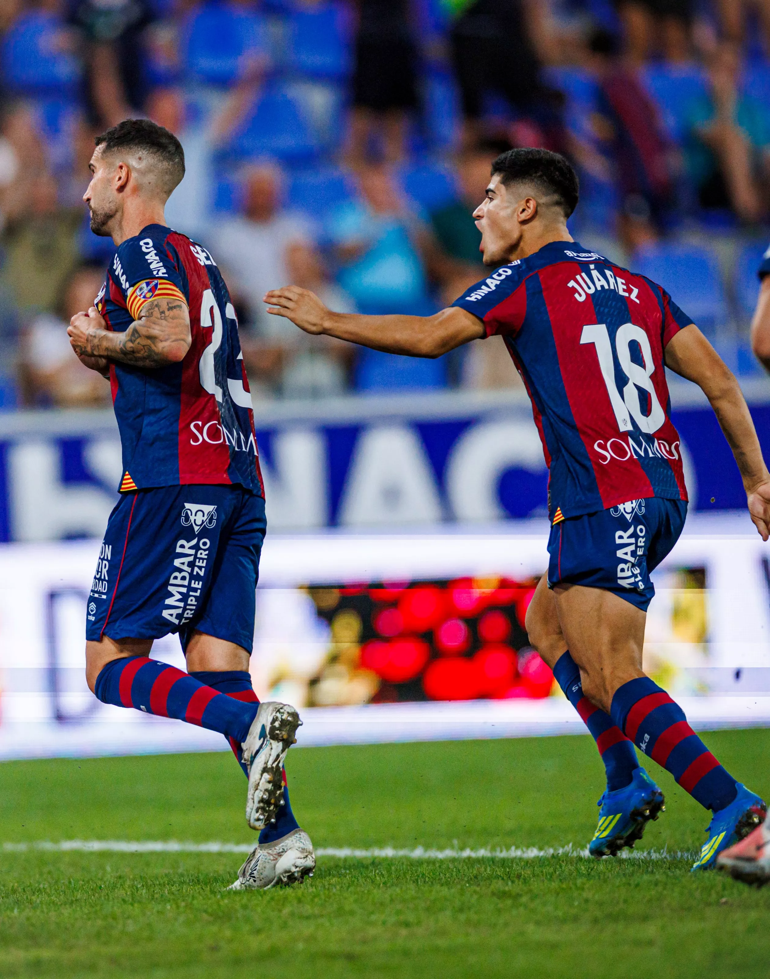 Sielva y Juárez celebran el gol del Huesca