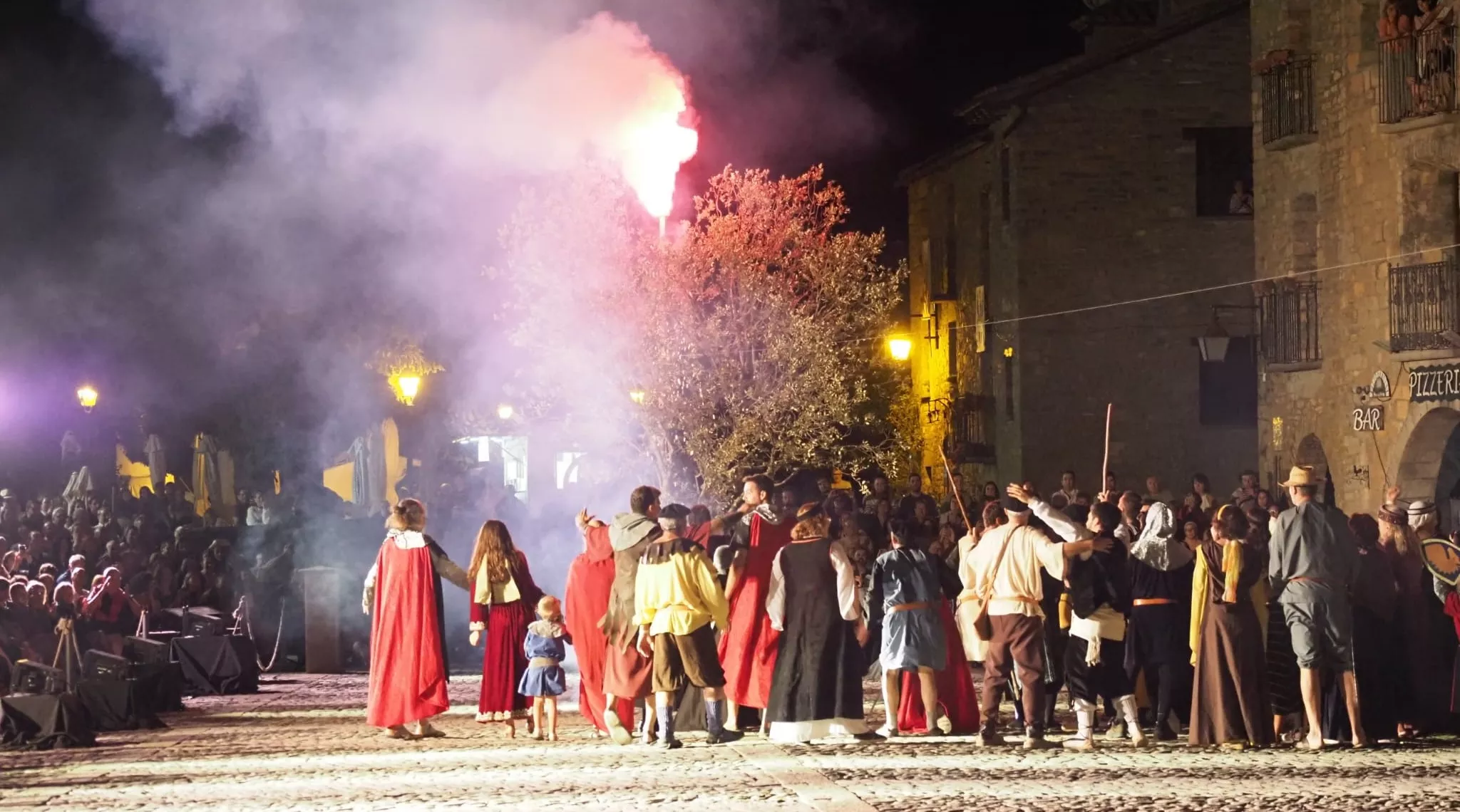 Los cristianos celebrando la señal de Dios para ganar la batalla. Foto Paco Parra