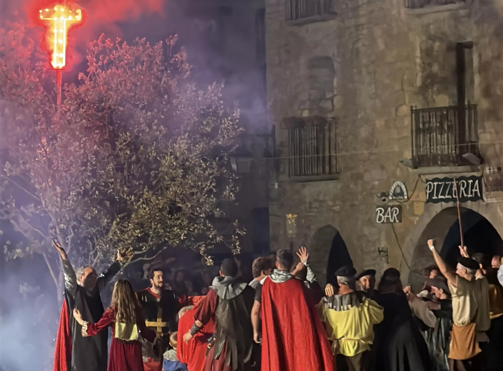 Celeberando la señal de Dios, foto vertical. Foto Ayuntamiento de Aínsa