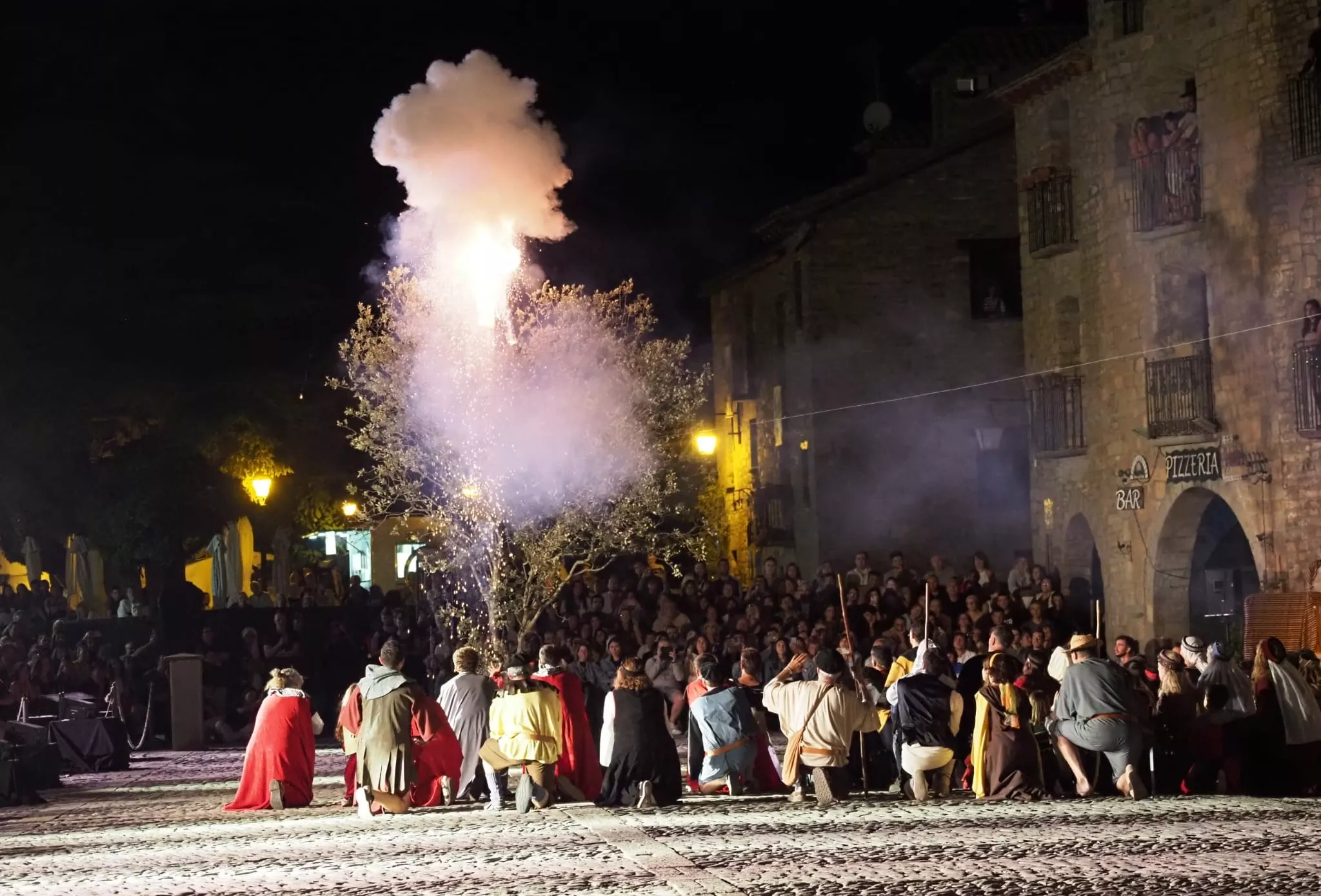 Cristianos rezando en el momento del encendido de la cruz. Foto Paco Parra