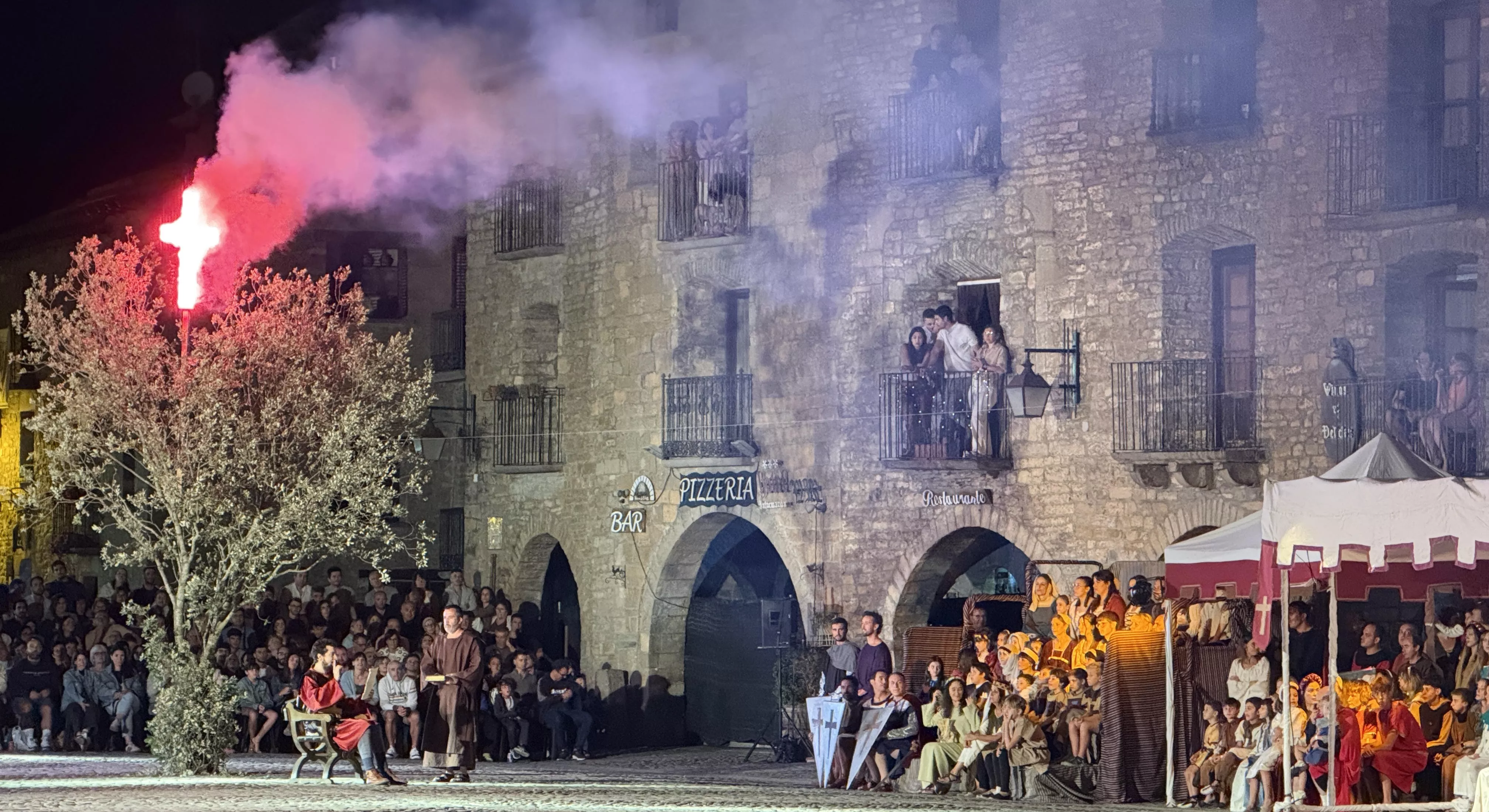 El rey cristiano informando que van a la guerra. Foto Ayuntamiento de Aínsa