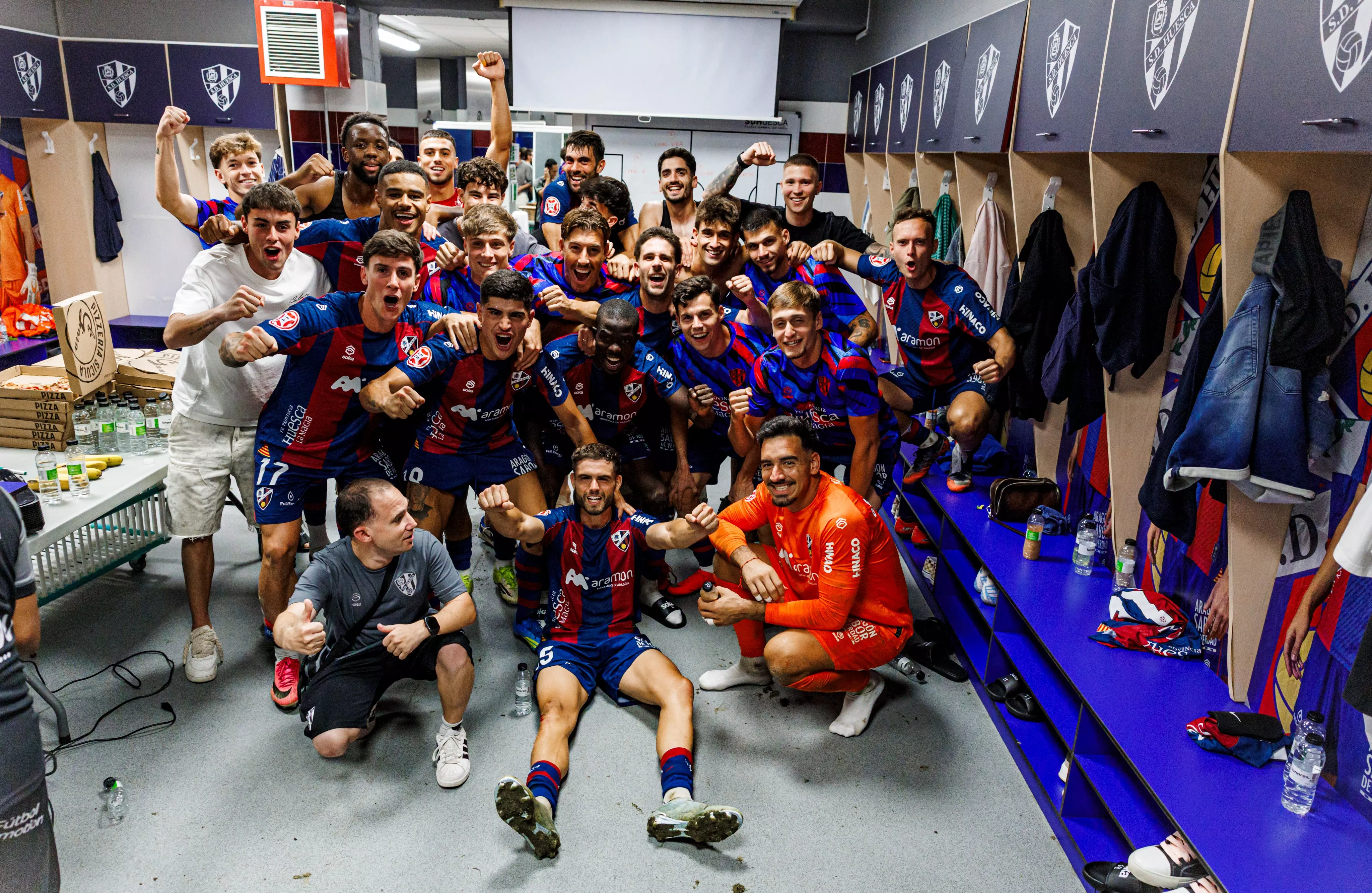 El vestuario, con el capitán Óscar Sielva, satisfecho tras ganar