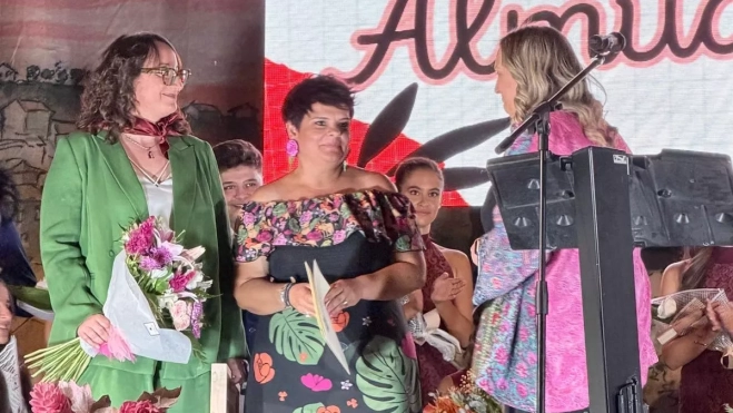Sampériz, Sofía Avellanas y Nora Otín sobre el escenario en la presentación. Sampériz, Sofía Avellanas y Nora Otín sobre el escenario en la presentación.