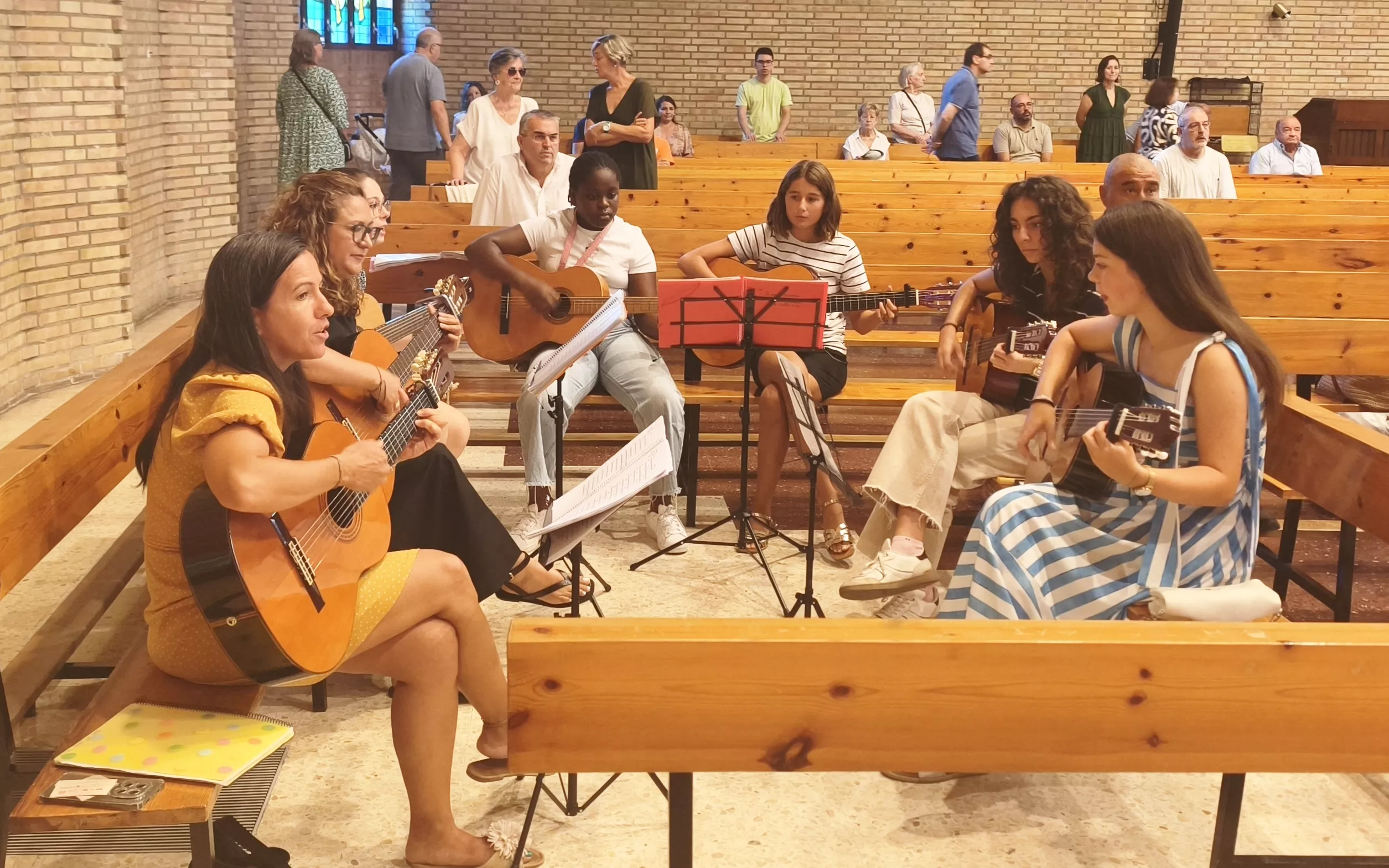 Última Eucaristía de Luis Gurucharri en la parroquia de Santiago de Huesca. Foto María José Sampietro