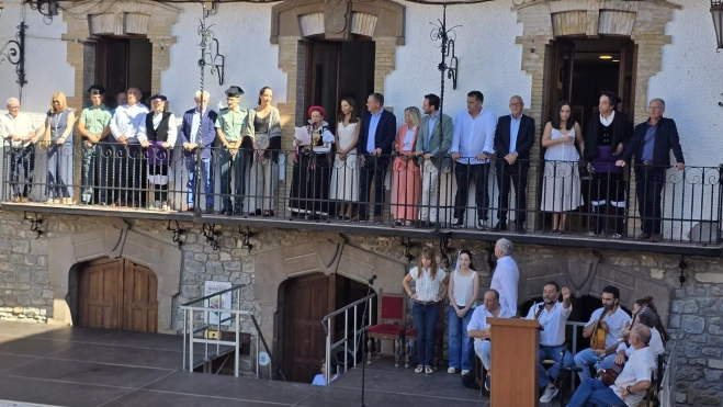 Blanca Alfonso de la Riva se dirige a los asistentes desde el balcón consistorial. Blanca Alfonso de la Riva se dirige a los asistentes desde el balcón consistorial.