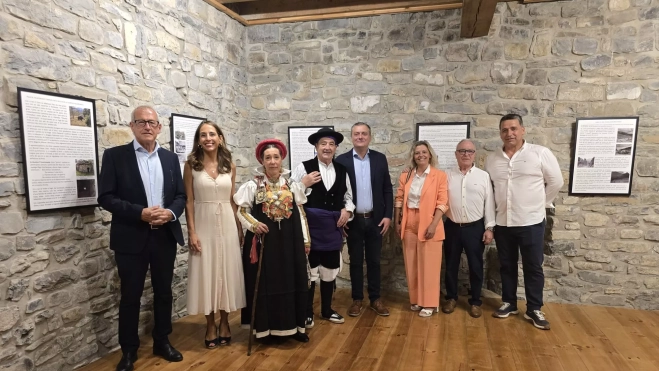 La alcaldesa junto con las autoridades en el museo. La alcaldesa junto con las autoridades en el museo.