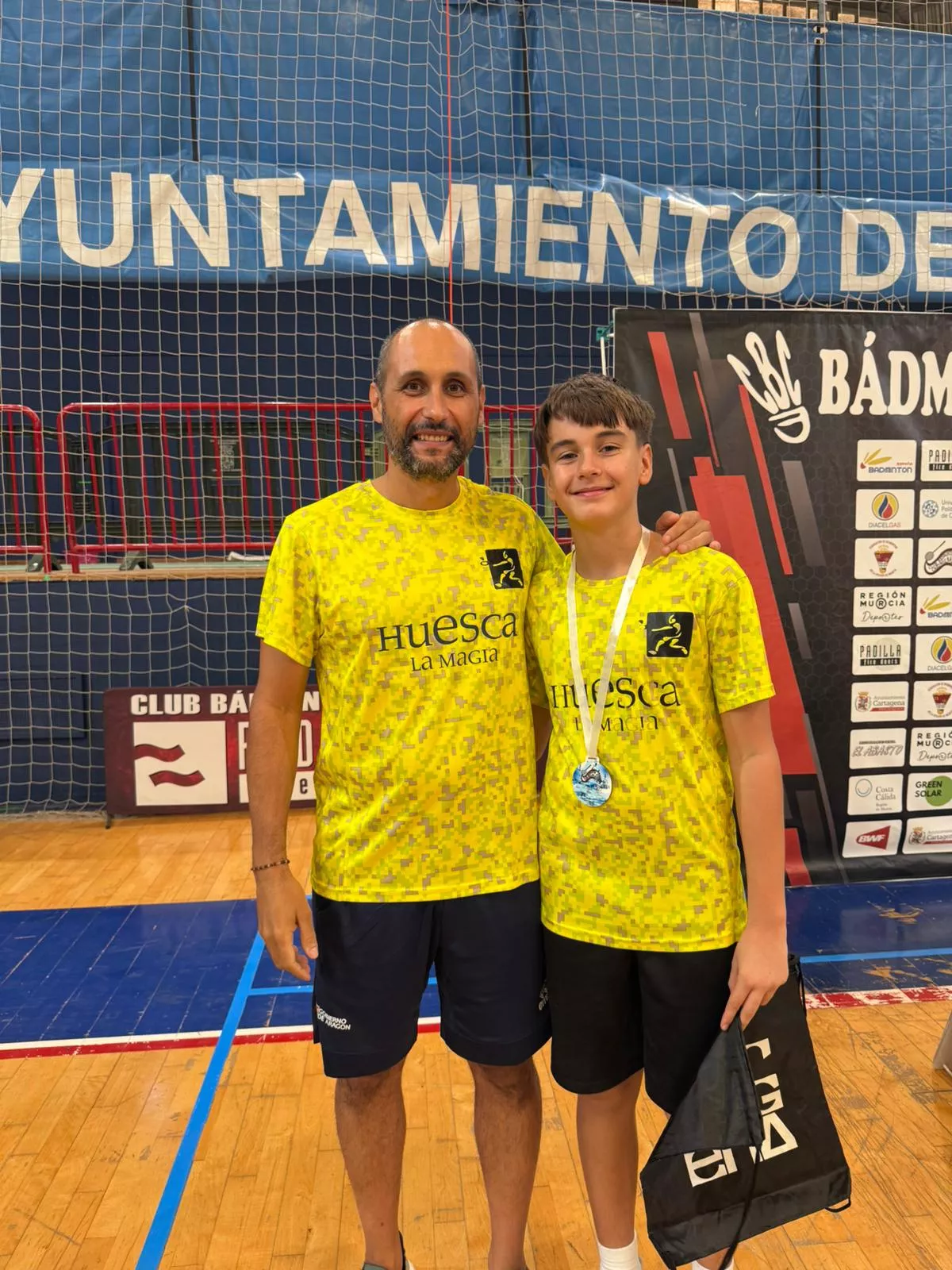 Martín Coronas junto a su padre Javier, presidente de la Federación Aragonesa