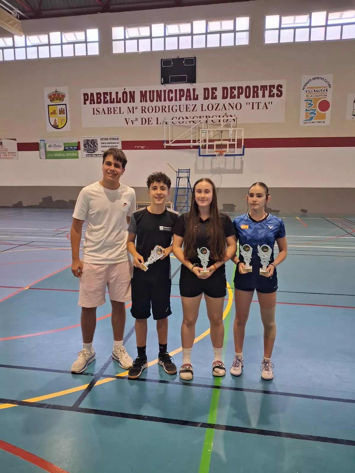 Pablo Ara, Alba Pérez y Emma Nievedes con sus trofeos de Málaga.