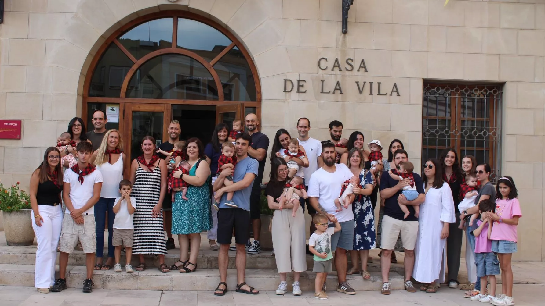 Los niños y niñas de Tamarite reciben su primer pañuelo de fiestas.