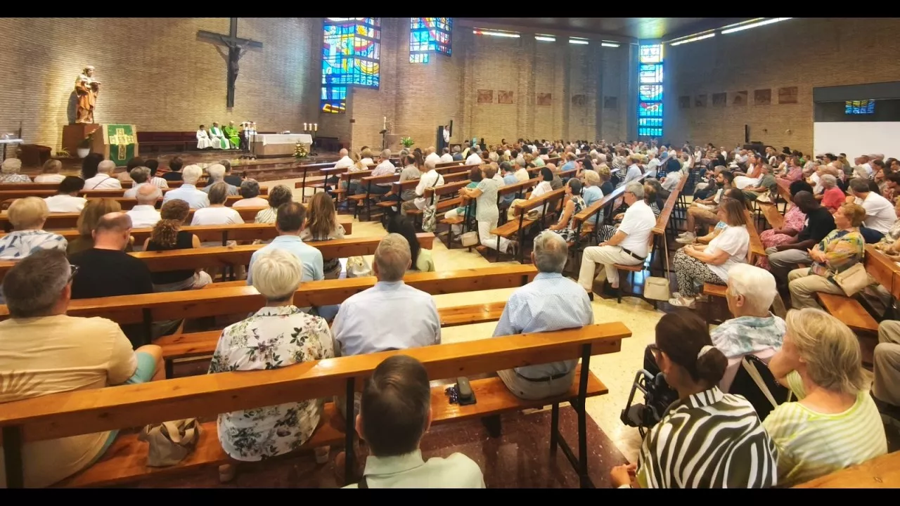 Emocionante despedida a Luis Gurucharri de una Parroquia de Santiago abarrotada