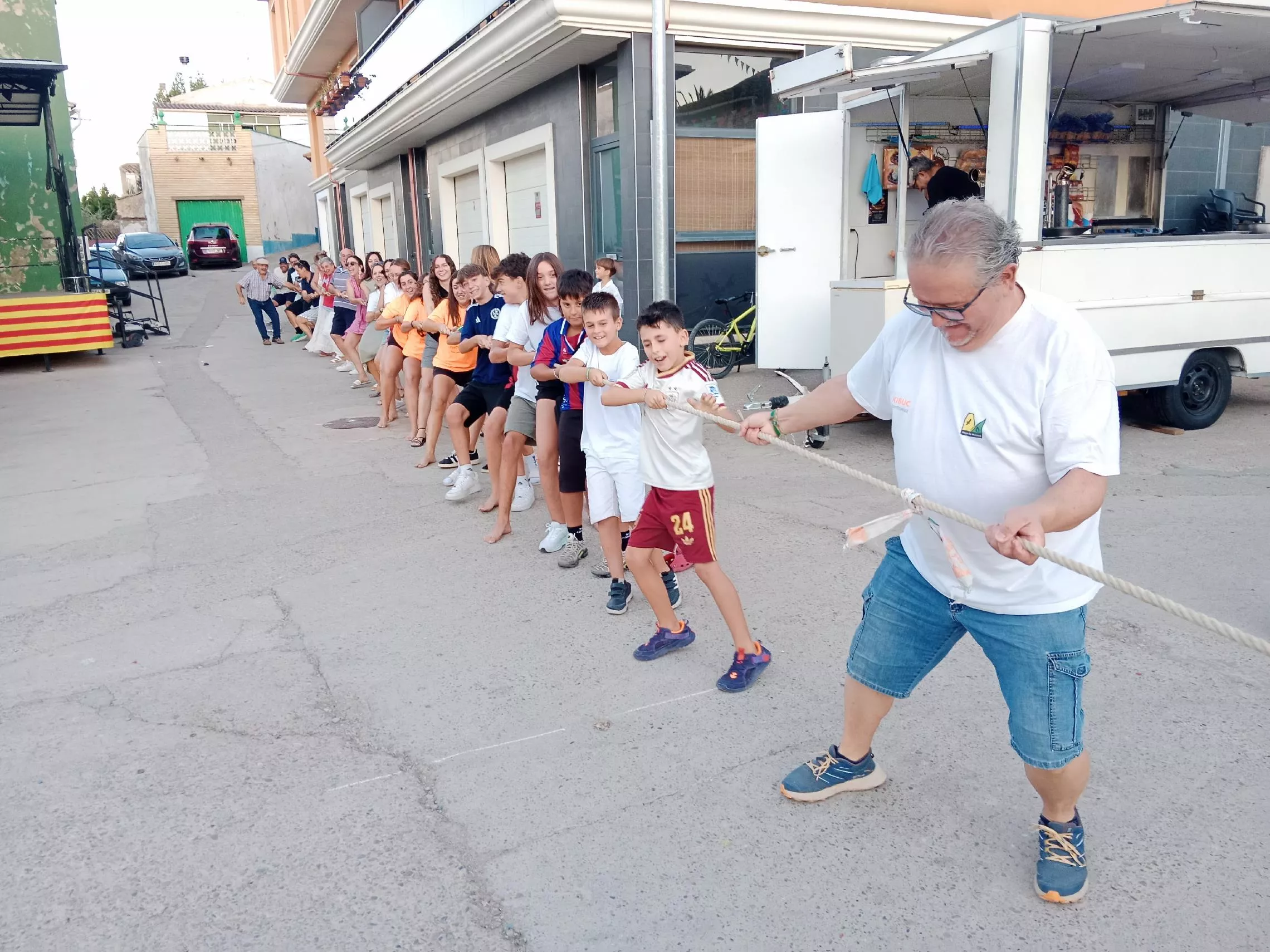 Juegos tradicionales en Fañanas, tiro de soga