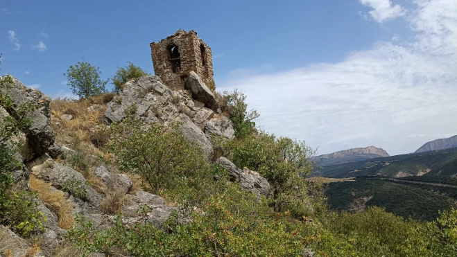 La identificativa torre de Caserras del Castillo La identificativa torre de Caserras del Castillo