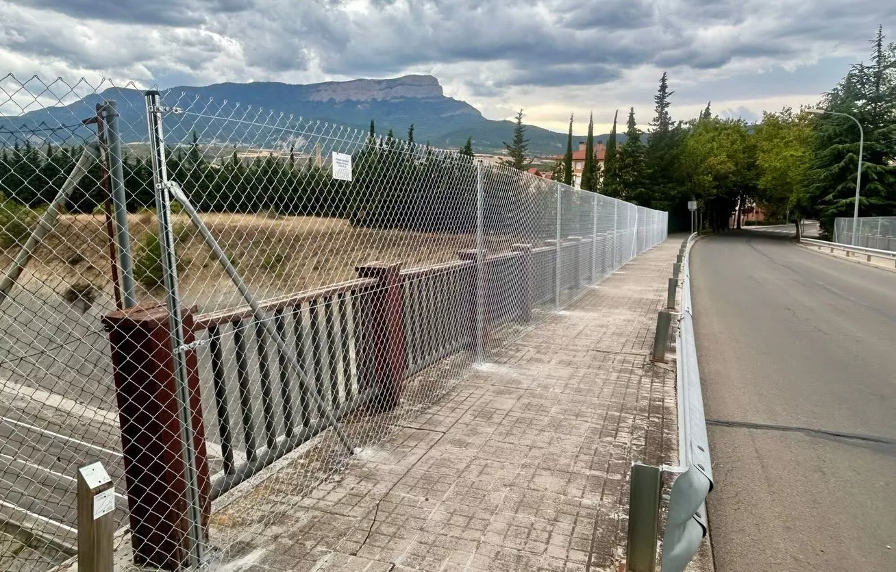 Jaca coloca vallas en el viaducto de Rapitán tras años reclamando medidas de seguridad.