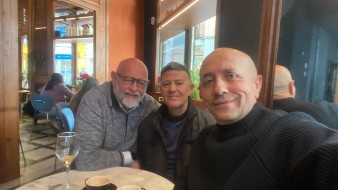 Antón Castro con dos amigos, Mariano Gistaín y Luis Alegre. Antón Castro con dos amigos, Mariano Gistaín y Luis Alegre.