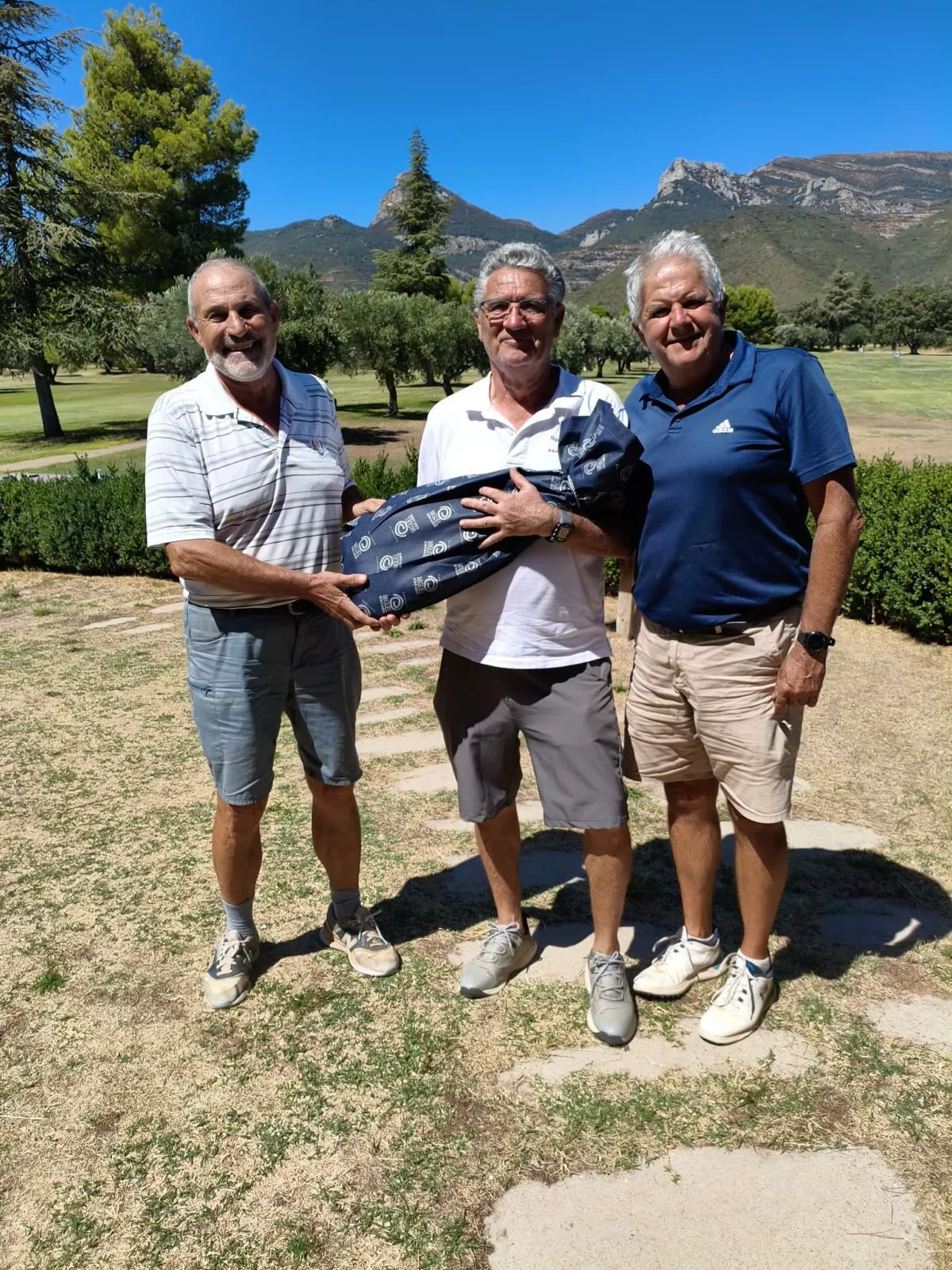 Fernando Tresaco, Gonzalo Gimeno y Miguel Angel Canal, secretario de la junta del Golf de Guara con ese trofeo delicioso que es un jamón de Miguel Escuer.