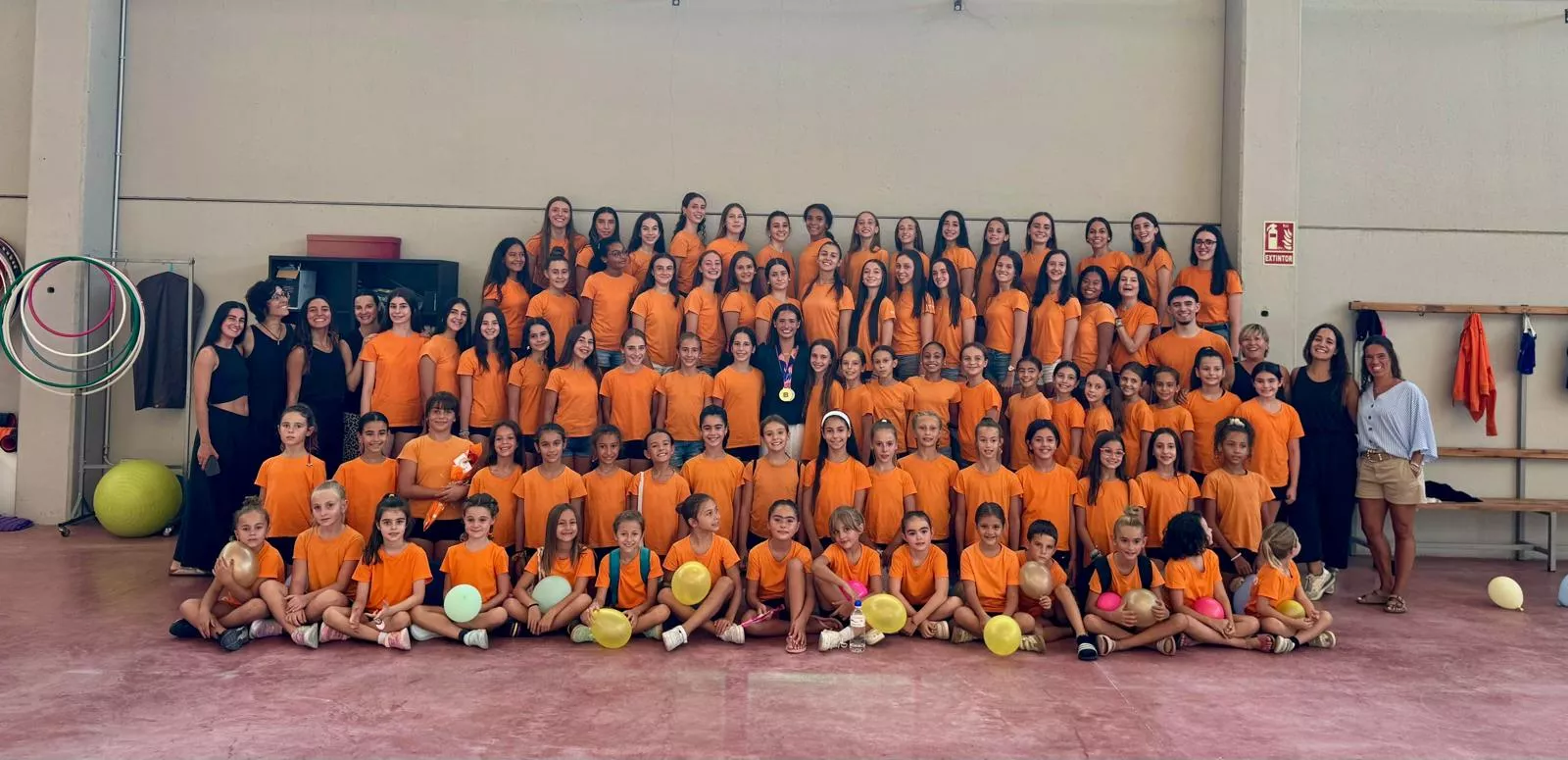 Foto de familia del Club 90 con Inés Bergua.